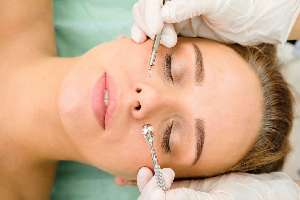 How to Find a Professional Deep Cleansing Facial with Extraction Near You