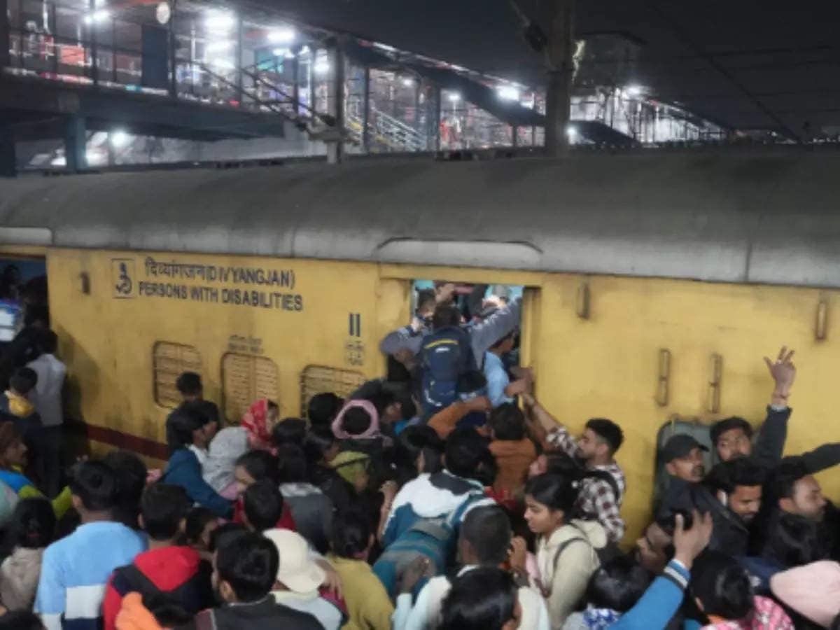 New Delhi railway stampede: Pictures, videos show chaos at station