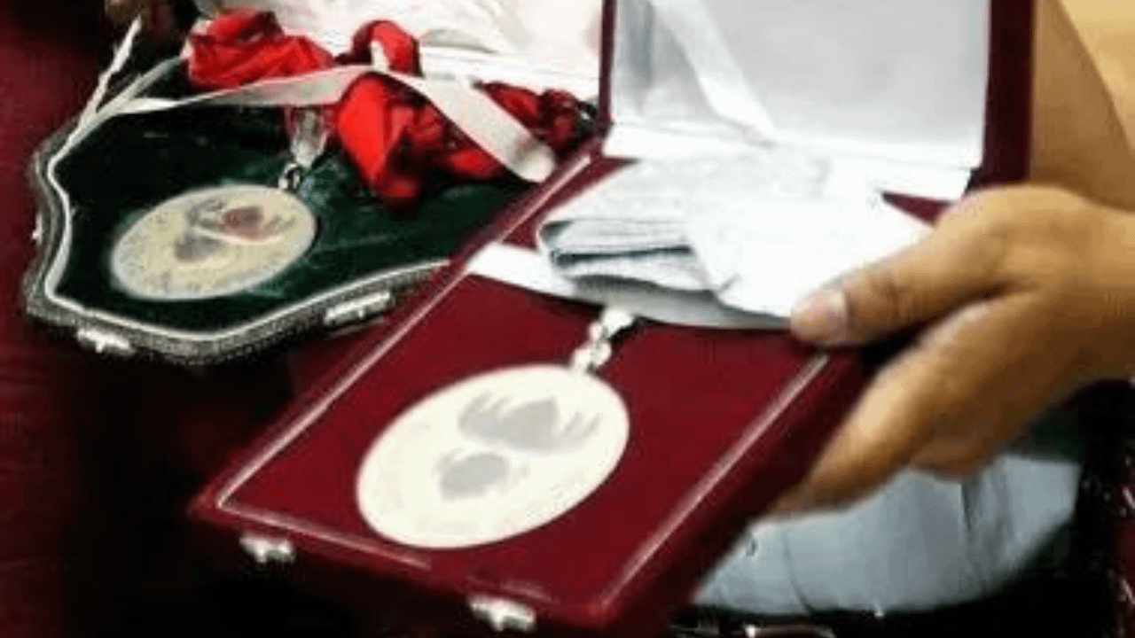 To avert ‘award wapsi’, parliamentary panel bats for ‘no return’ pledge