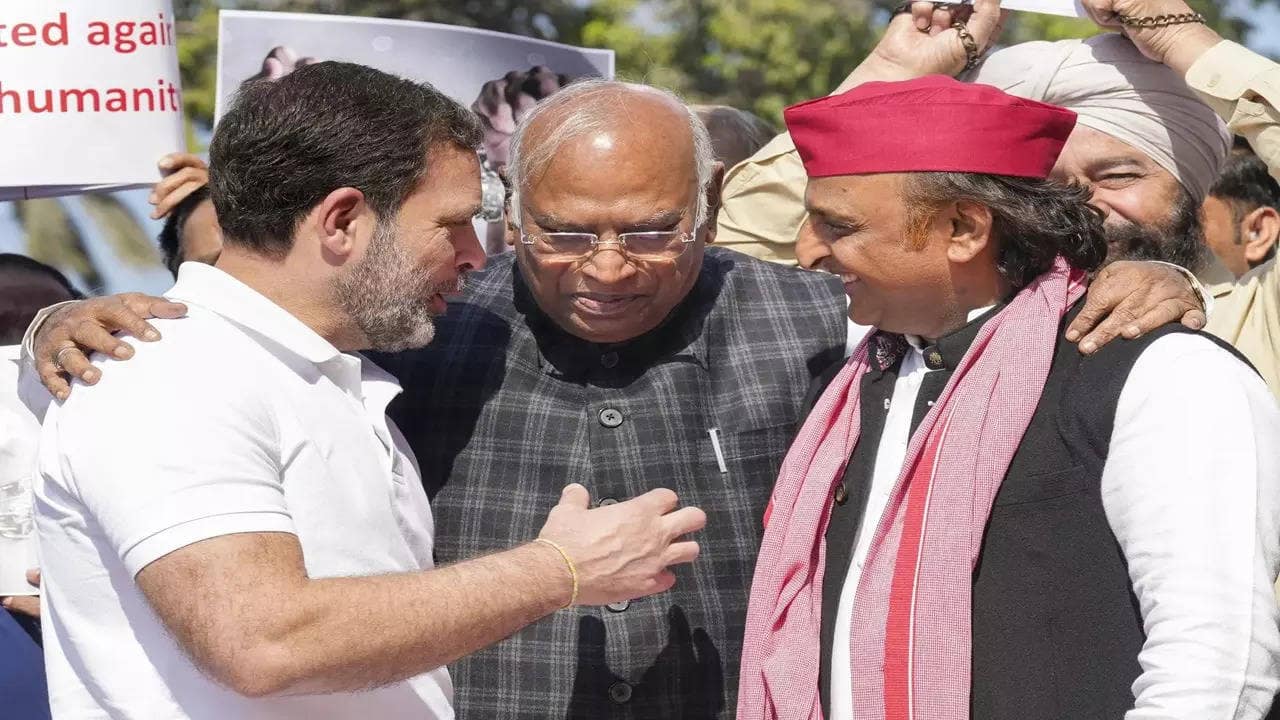 Photo of Kharge, Rahul Gandhi and Akhilesh Yadav in a ‘warm moment’ goes viral