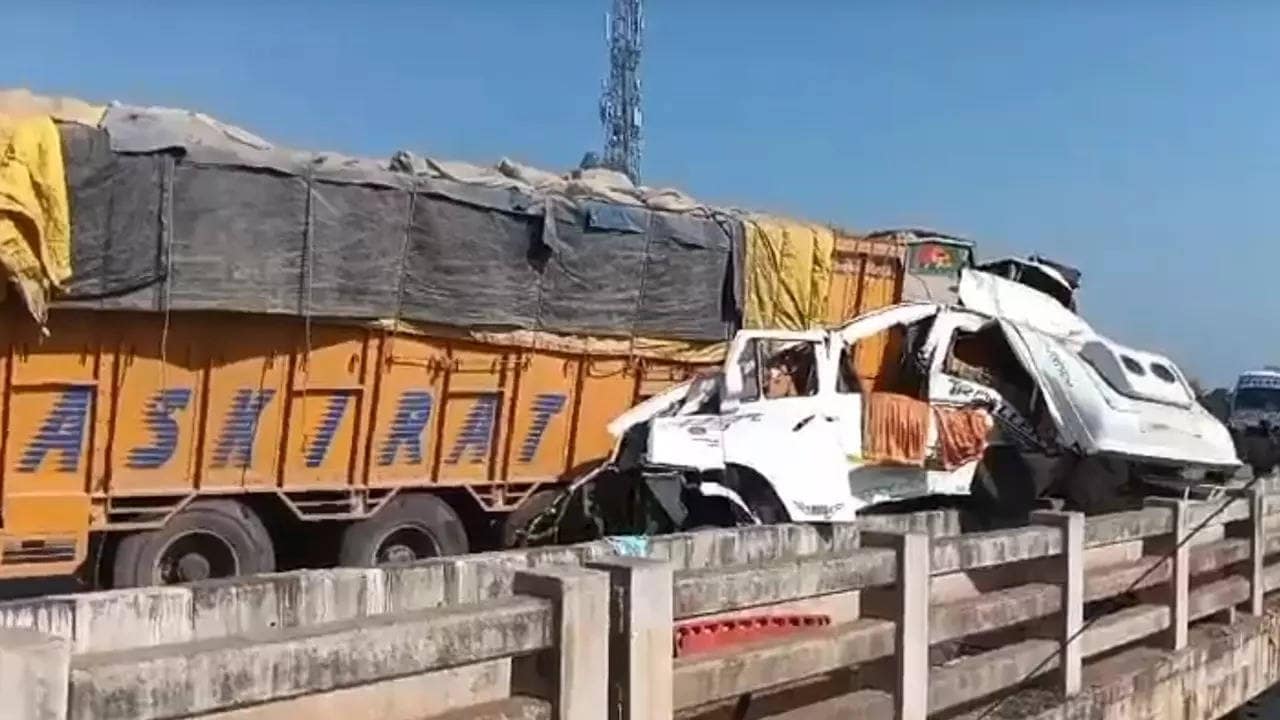 7 killed, several injured in collision between mini-bus and truck in MP