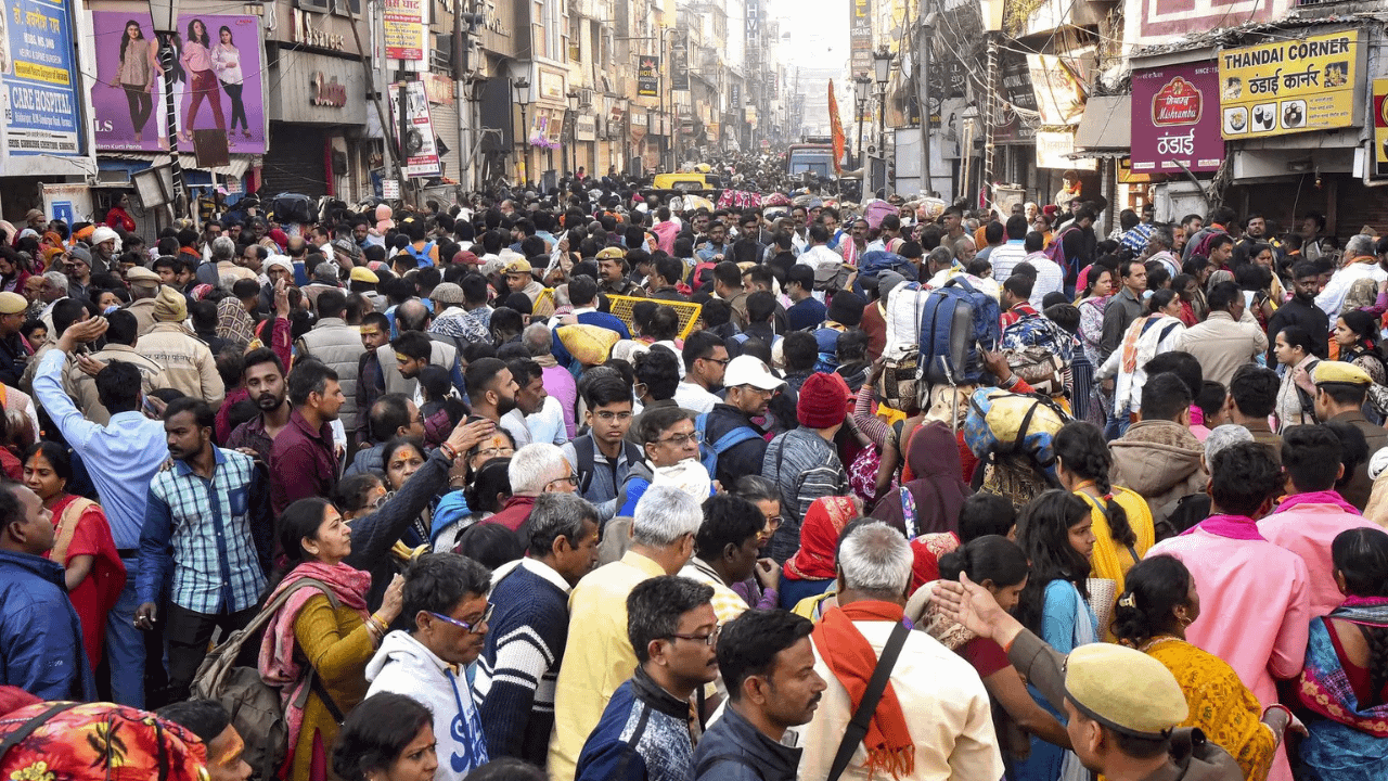 Kumbh pilgrims choke Varanasi, Ganga aarti suspended