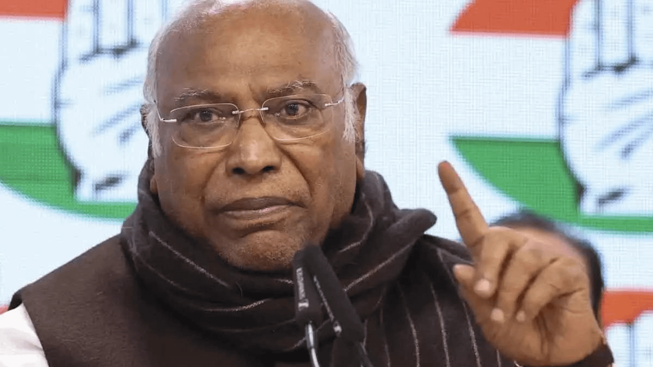 ‘Stay away from weak who run away in difficult times’: Kharge to party workers