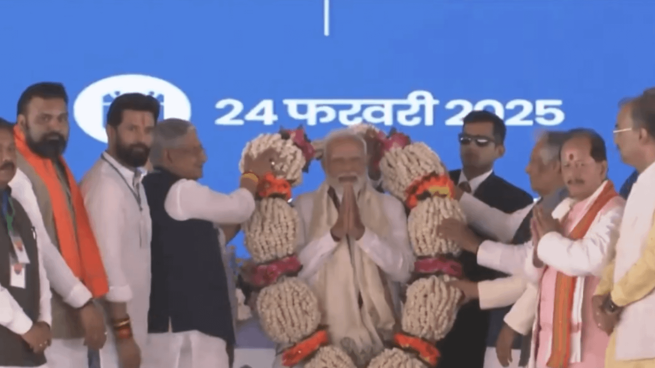 Watch: PM Modi felicitated with unique garland during Bihar event