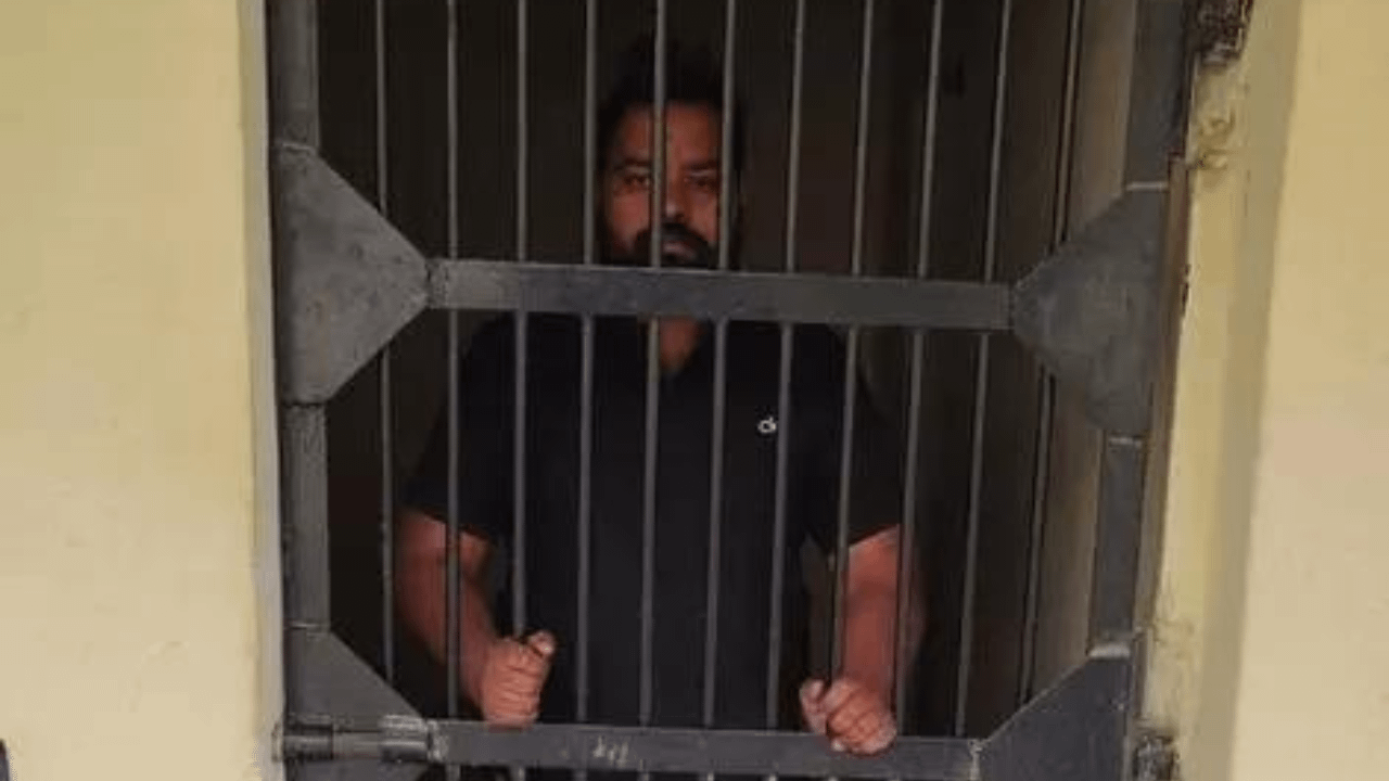 Smuggler escapes in Rajasthan police van, caught 7 hours later