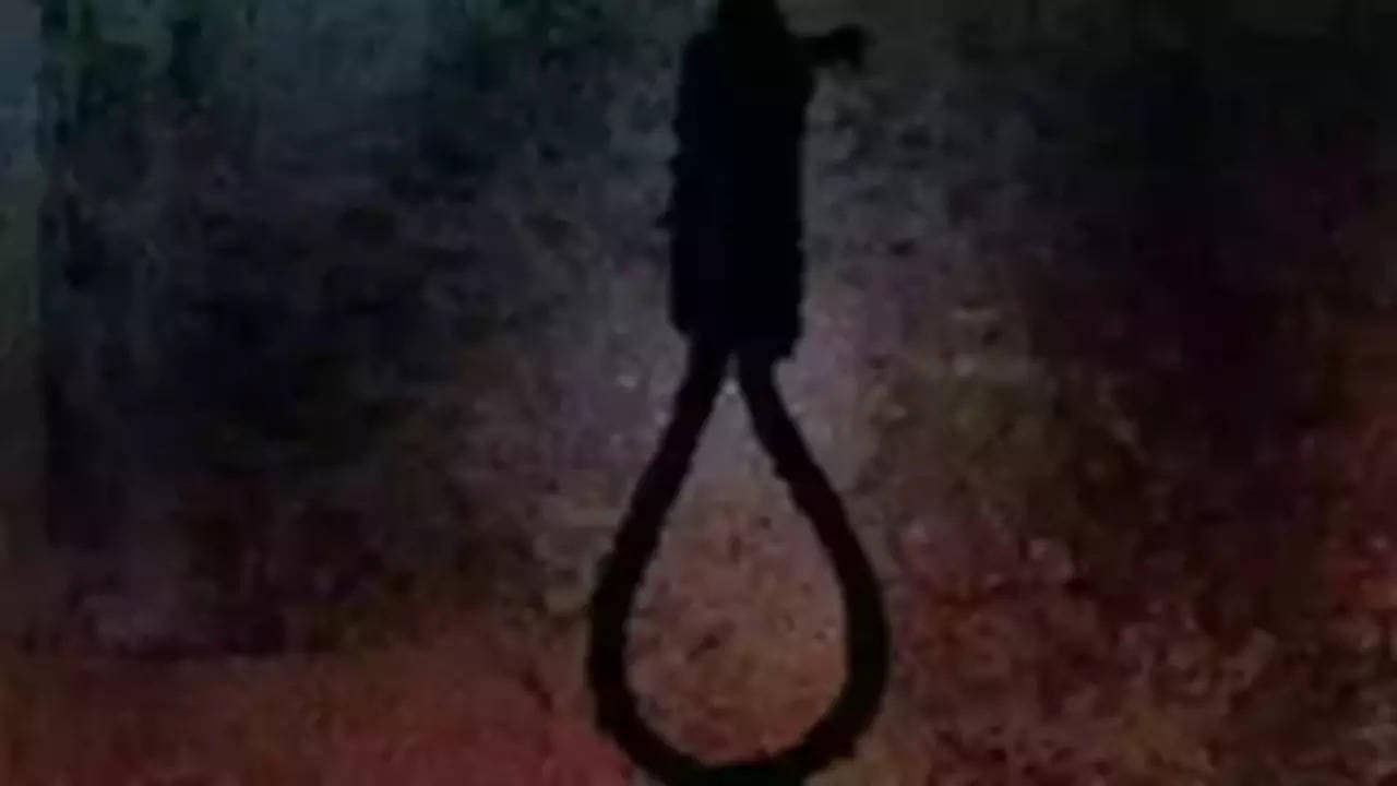Bhopal man found hanging, daughter dead in another room at home