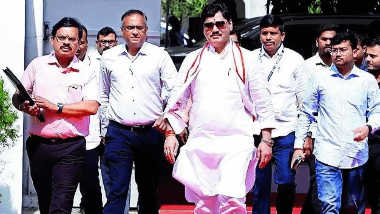 Meeting with Fadnavis, Pawar sealed fate of NCP minister Dhananjay Munde